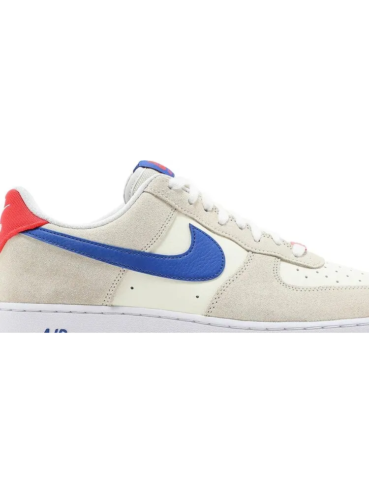 Кроссовки Nike Air Force 1 '07 LV8 'Coconut Milk Hyper Royal' — изображение 2 из 8, бежевый