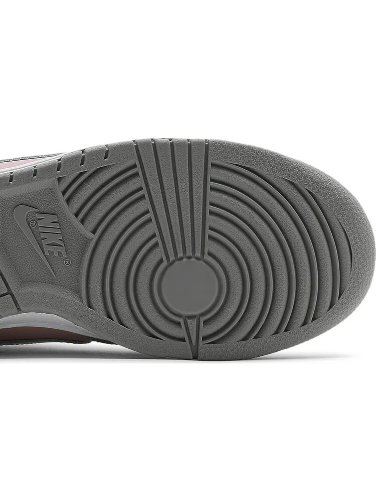 Кроссовки Nike Wmns Dunk Low 'Soft Grey Pink' — изображение 5 из 8, серый
