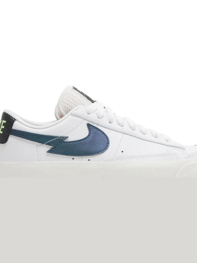 Кроссовки Nike Blazer Low '77 GS 'Lightning Bolt Swoosh' — изображение 2 из 8, белый
