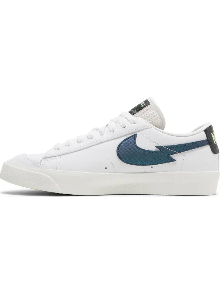 Кроссовки Nike Blazer Low '77 GS 'Lightning Bolt Swoosh' — изображение 3 из 8, белый