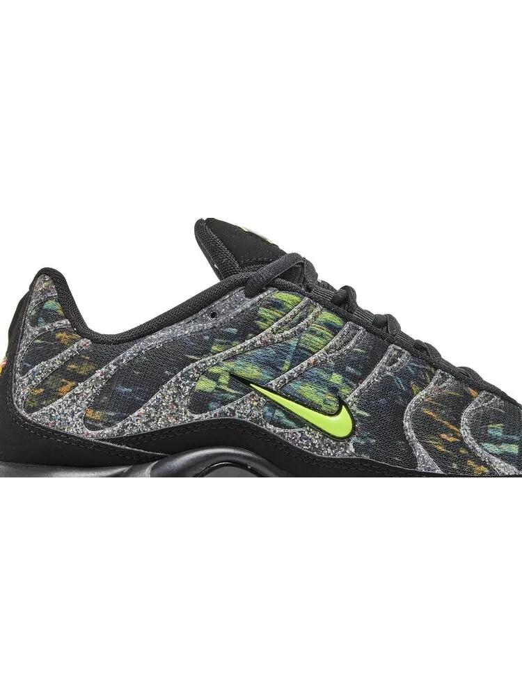Кроссовки Nike Air Max Plus 'Sustainable - Black Volt' — изображение 2 из 8, черный