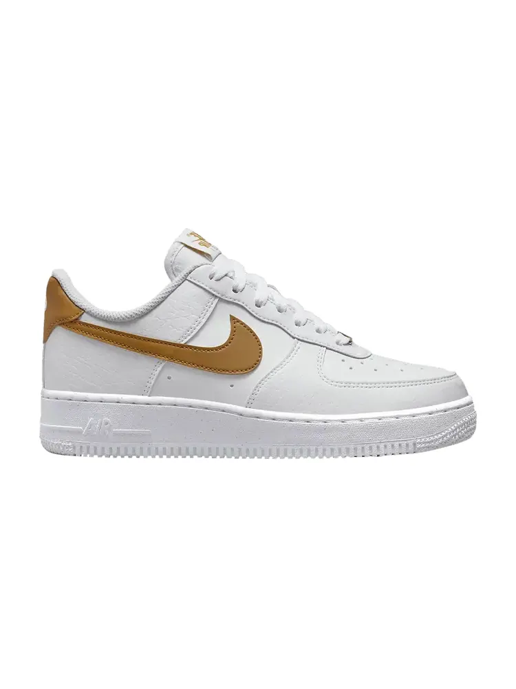 Кроссовки Nike Wmns Air Force 1 '07 Next Nature 'White Gold Suede' — изображение 1 из 1, белый/белый/золотистый