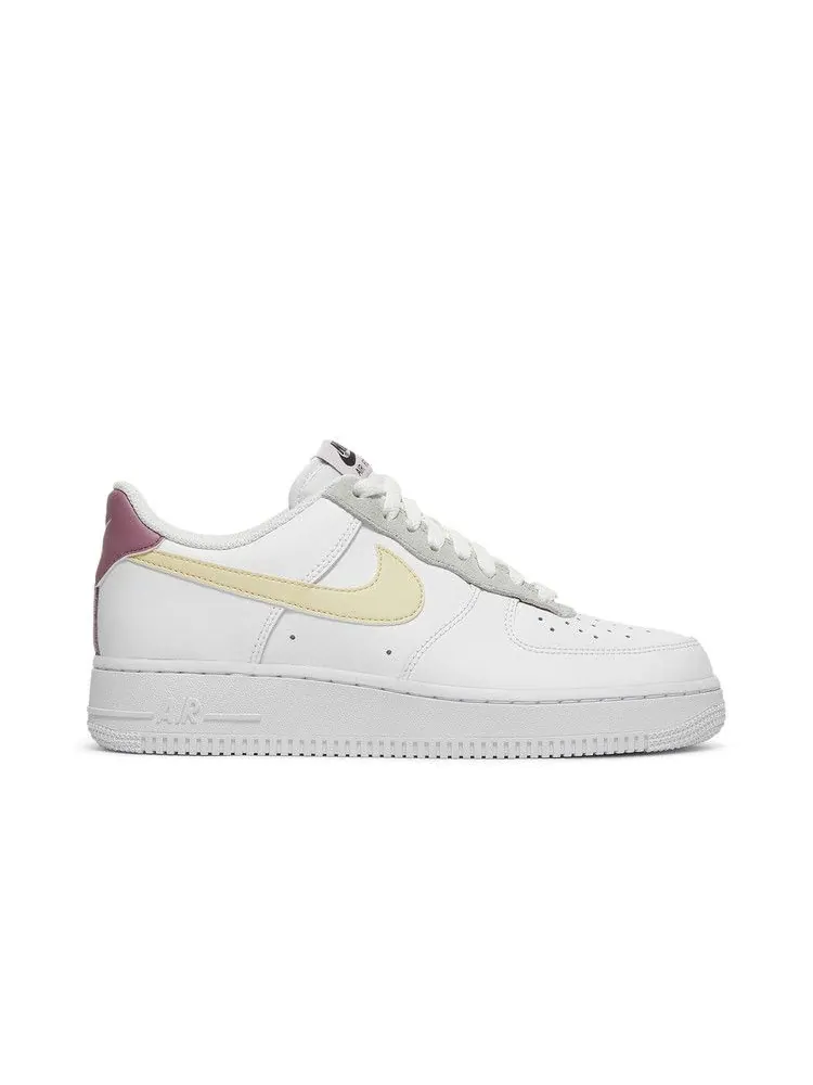 Кроссовки Nike Wmns Air Force 1 '07 Essential 'White Lemon Drop' — изображение 2 из 9, белый//розовый