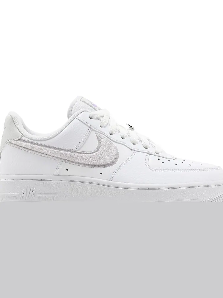 Кроссовки Nike Wmns Air Force 1 '07 Essential 'Chenille Swoosh - White Lilac' — изображение 2 из 8, белый