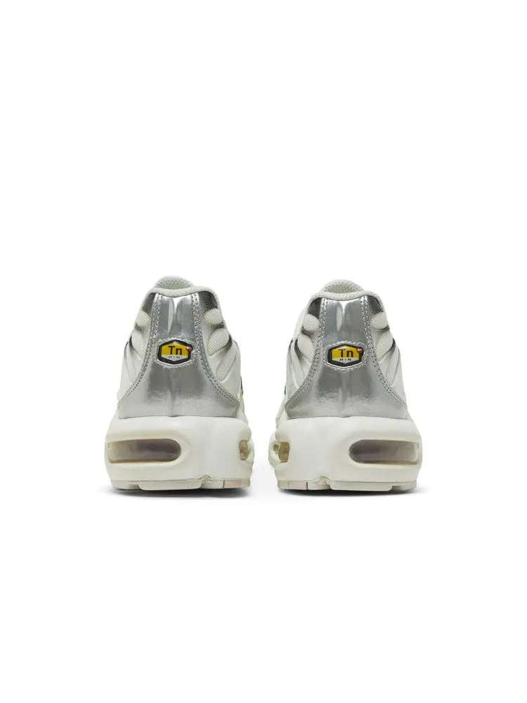 Кроссовки Nike Wmns Air Max Plus 'White Green Strike' — изображение 7 из 9