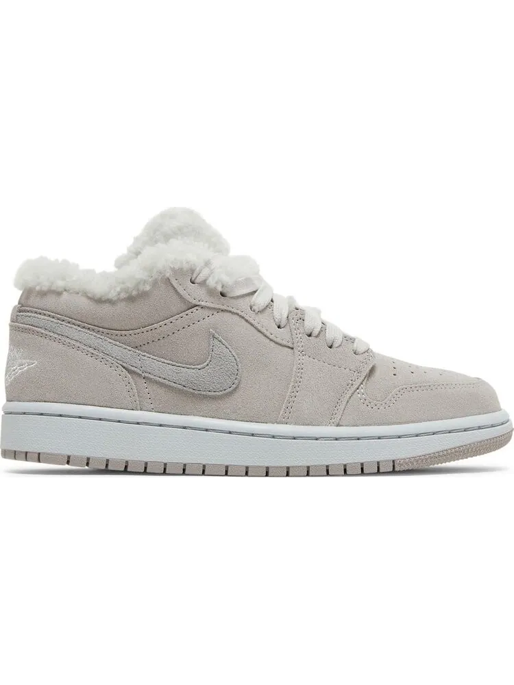 Кроссовки Wmns Air Jordan 1 Low SE Sherpa Fleece — изображение 1 из 8, серый