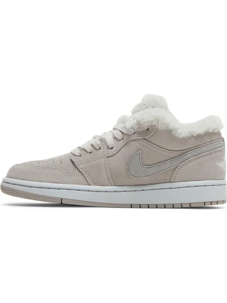 Кроссовки Wmns Air Jordan 1 Low SE Sherpa Fleece — изображение 3 из 8, серый