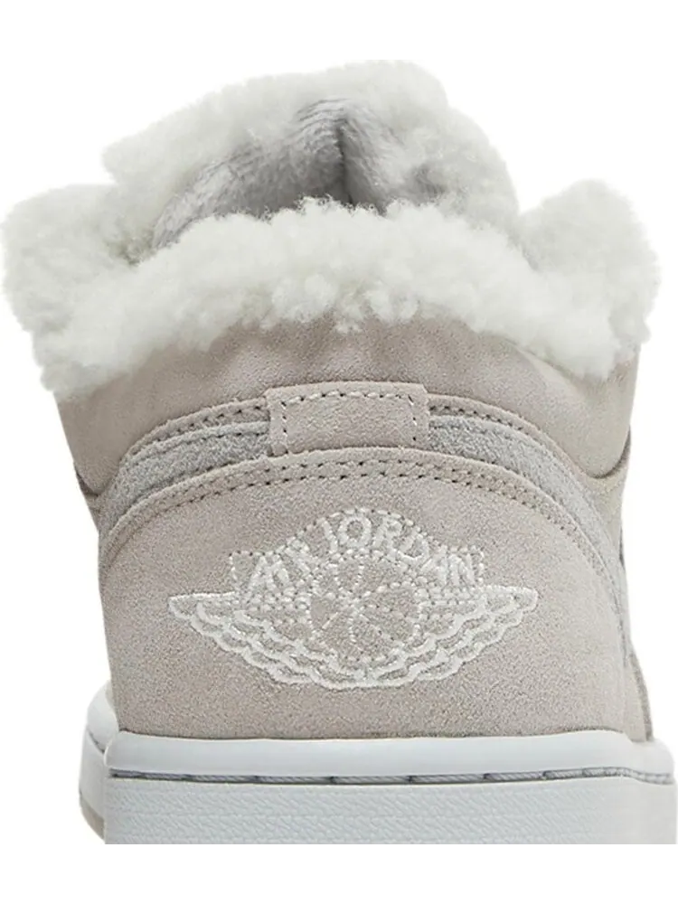 Кроссовки Wmns Air Jordan 1 Low SE Sherpa Fleece — изображение 7 из 8, серый