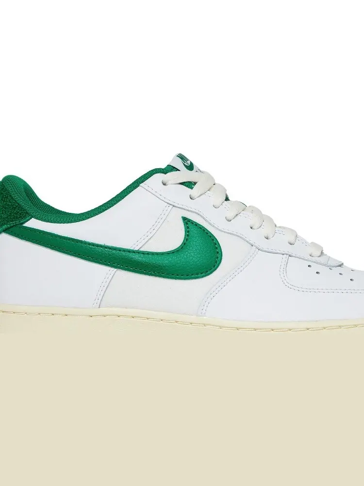 Кроссовки Nike Air Force 1 '07 LV8 'Varsity Jacket' — изображение 2 из 8, белый