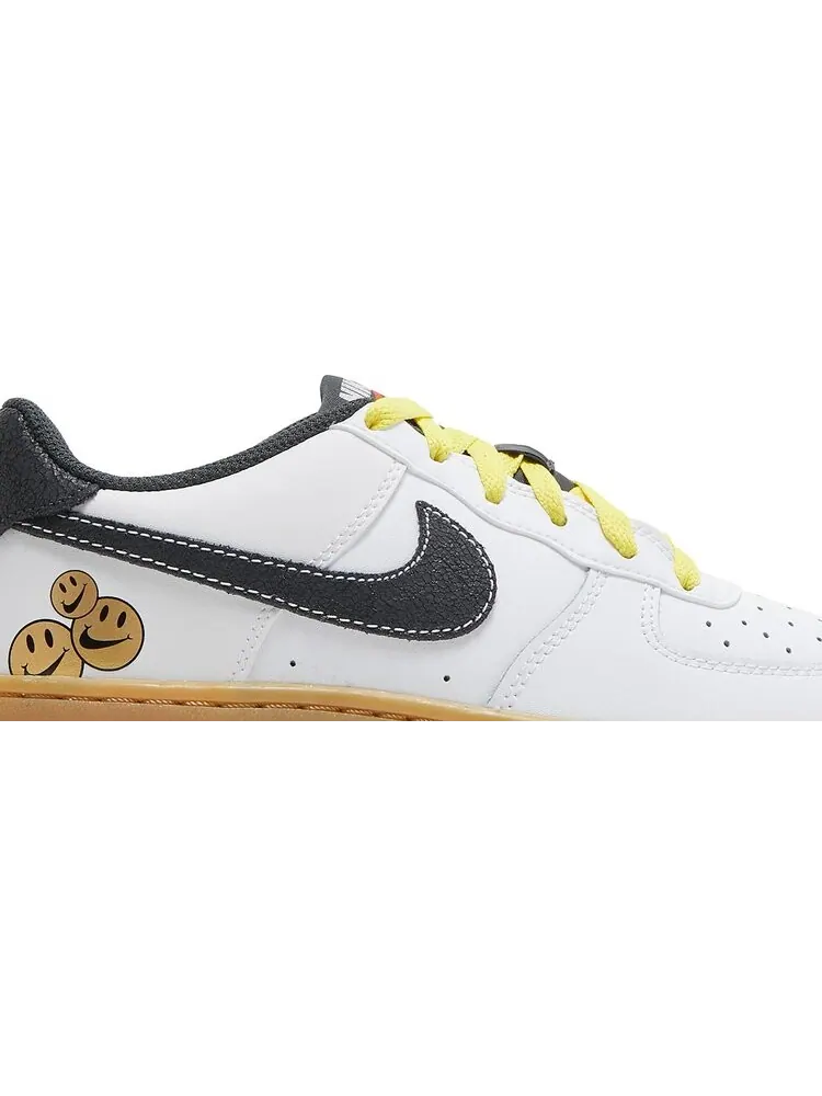 Кроссовки Nike Air Force 1 LV8 GS 'Go the Extra Smile' — изображение 2 из 8, белый