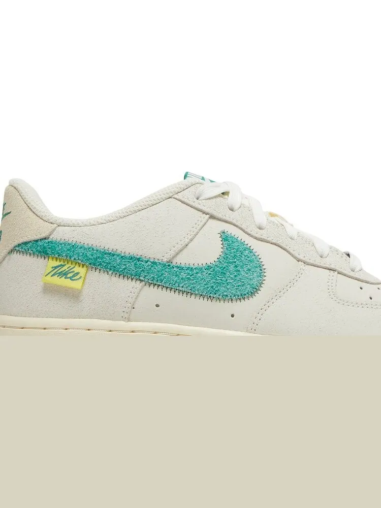 Кроссовки Nike Air Force 1 '07 LV8 GS 'Test of Time' — изображение 2 из 8, бежевый