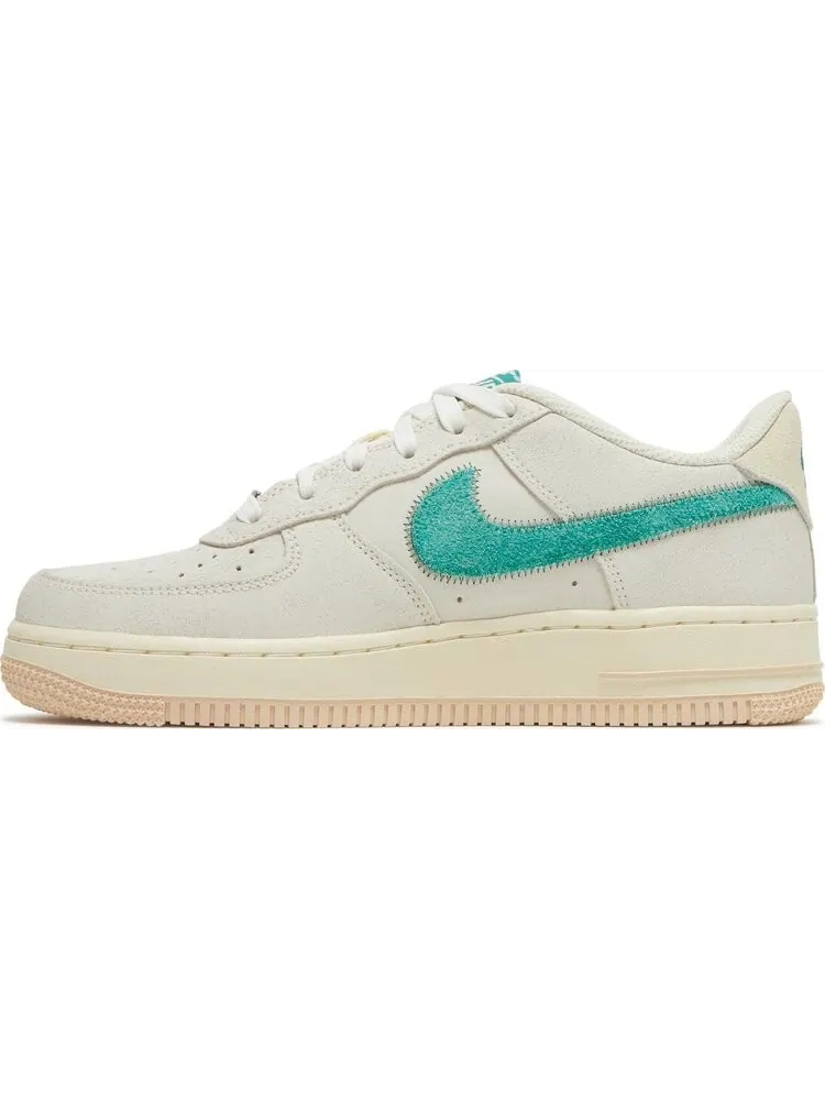 Кроссовки Nike Air Force 1 '07 LV8 GS 'Test of Time' — изображение 3 из 8, бежевый
