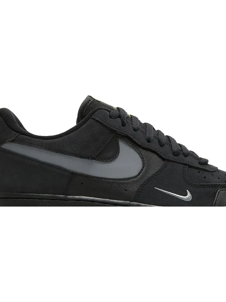 Кроссовки Nike Air Force 1 Low 'Cut Out Swoosh - Black' — изображение 2 из 8, черный