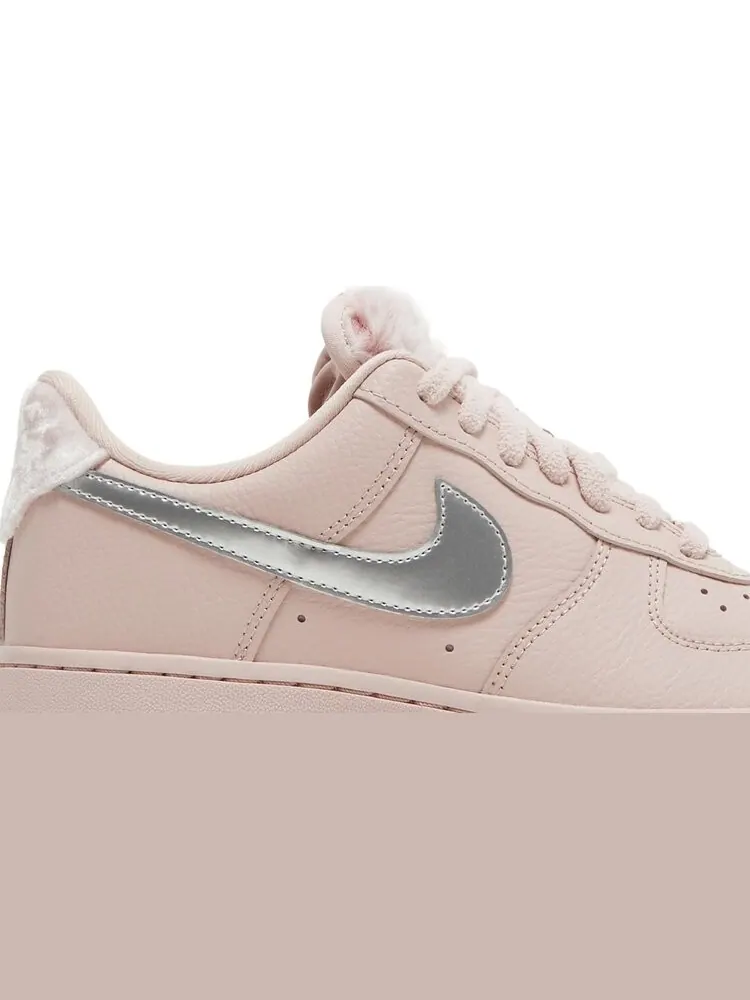 Кроссовки Nike Wmns Air Force 1 '07 'Faux Sherpa Fur' — изображение 2 из 8, розовый