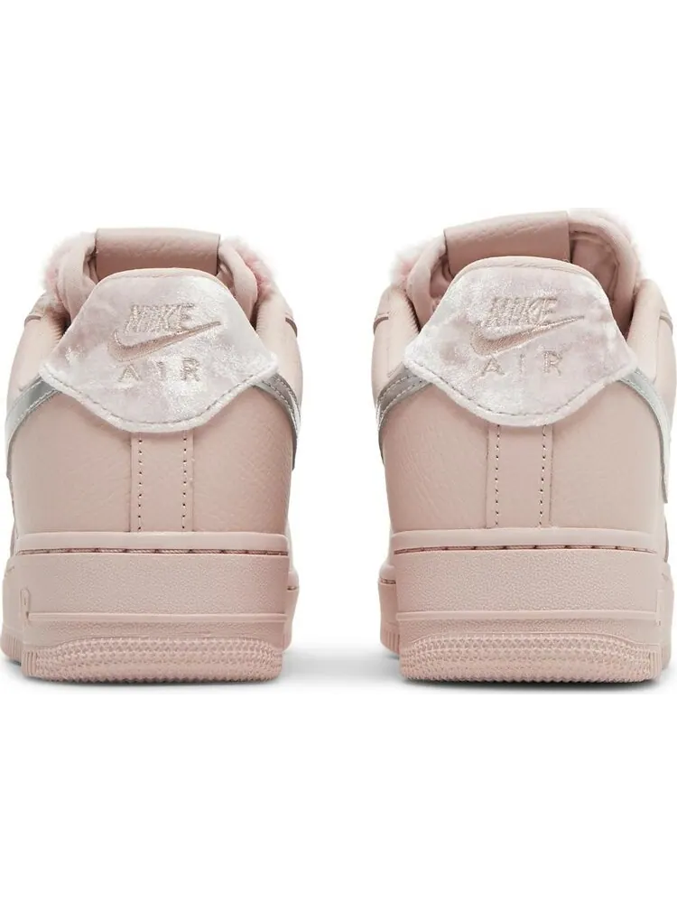 Кроссовки Nike Wmns Air Force 1 '07 'Faux Sherpa Fur' — изображение 6 из 8, розовый
