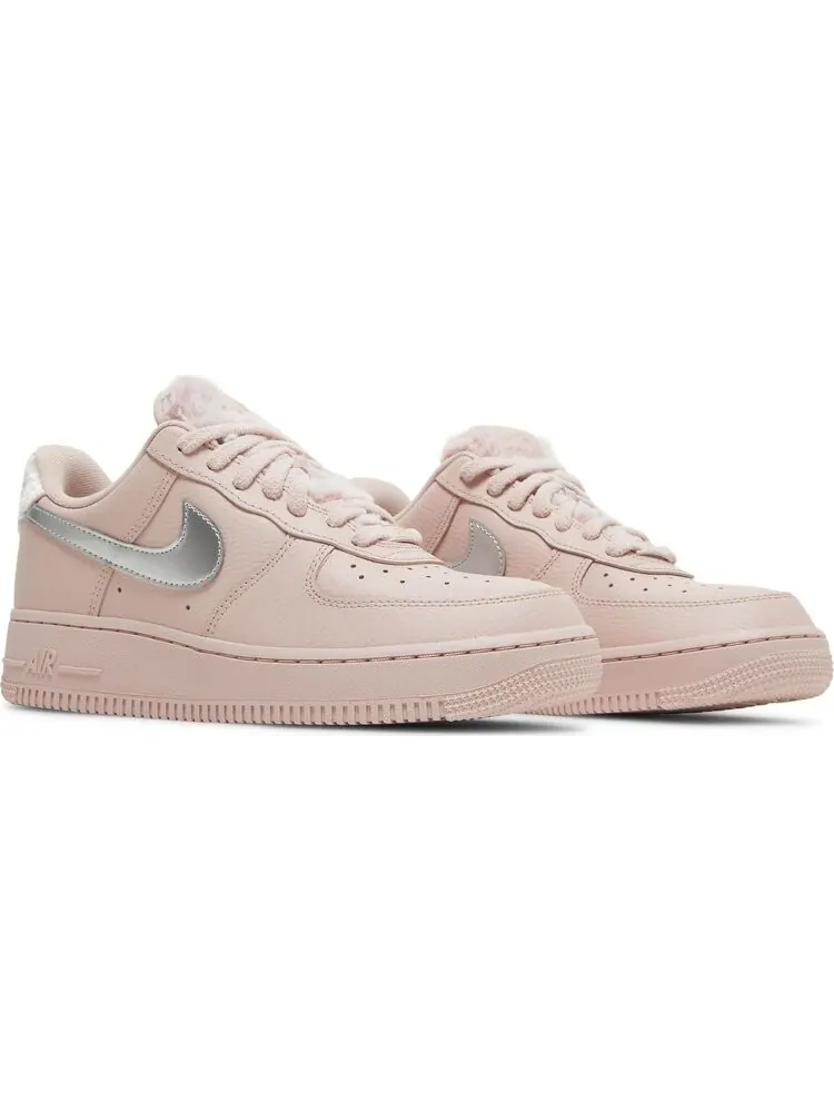 Кроссовки Nike Wmns Air Force 1 '07 'Faux Sherpa Fur' — изображение 8 из 8, розовый