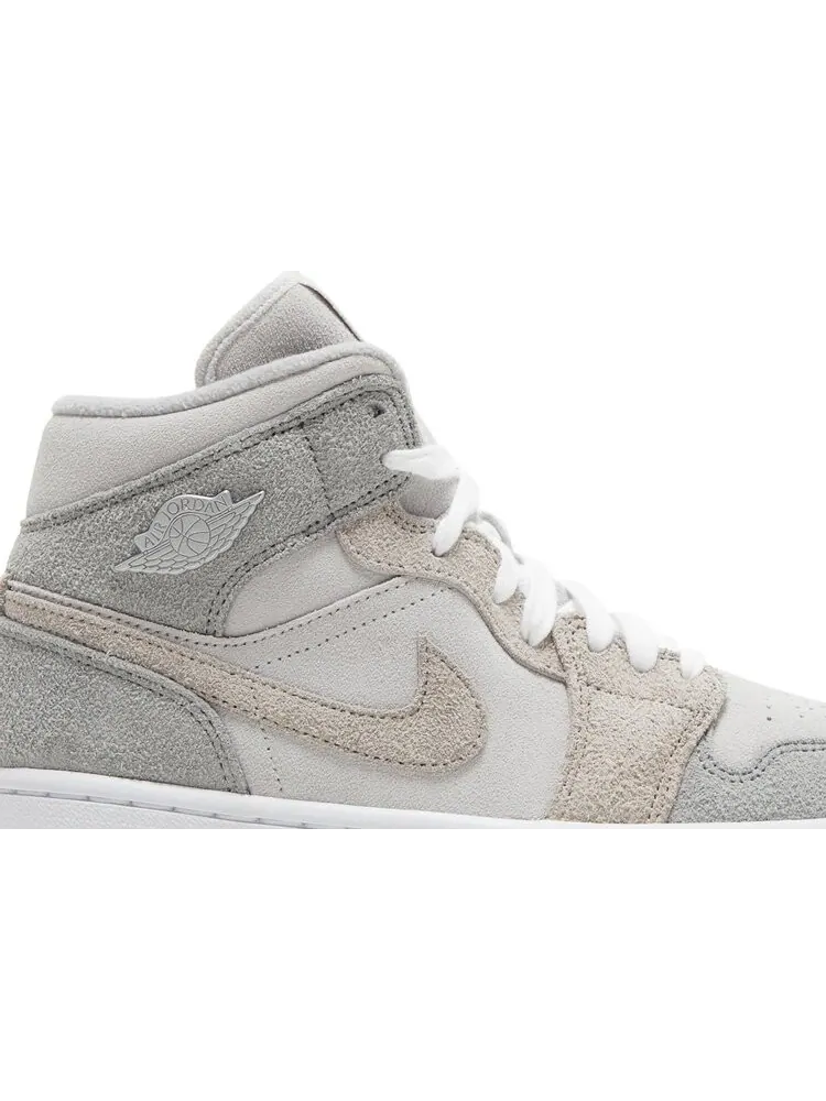 Кроссовки Wmns Air Jordan 1 Mid SE Particle Grey — изображение 2 из 8, серый