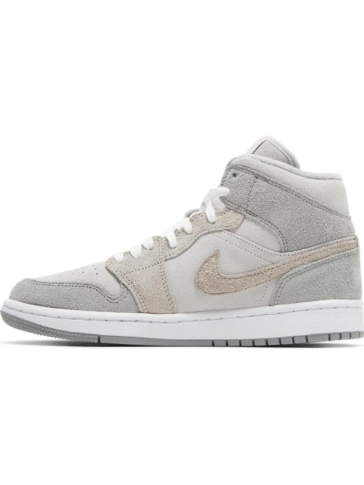 Кроссовки Wmns Air Jordan 1 Mid SE Particle Grey — изображение 3 из 8, серый