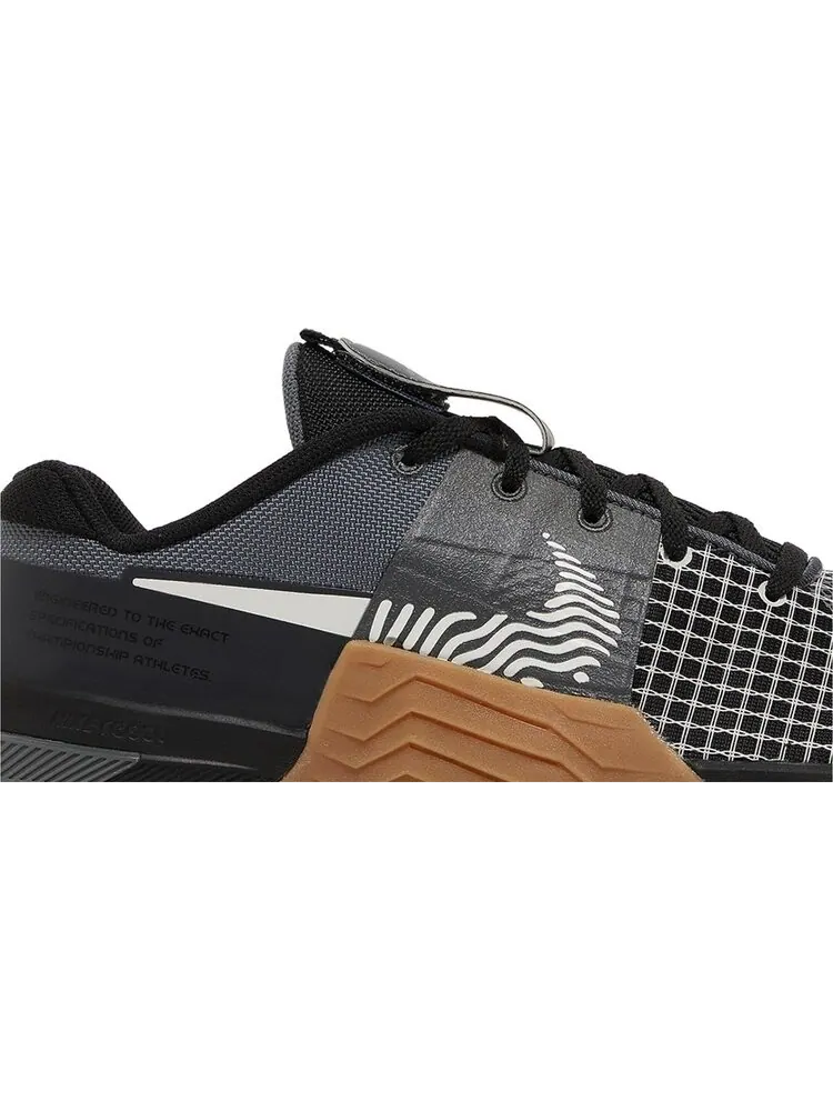 Кроссовки Metcon 8 'Iron Grey Gum' — изображение 2 из 4, серый