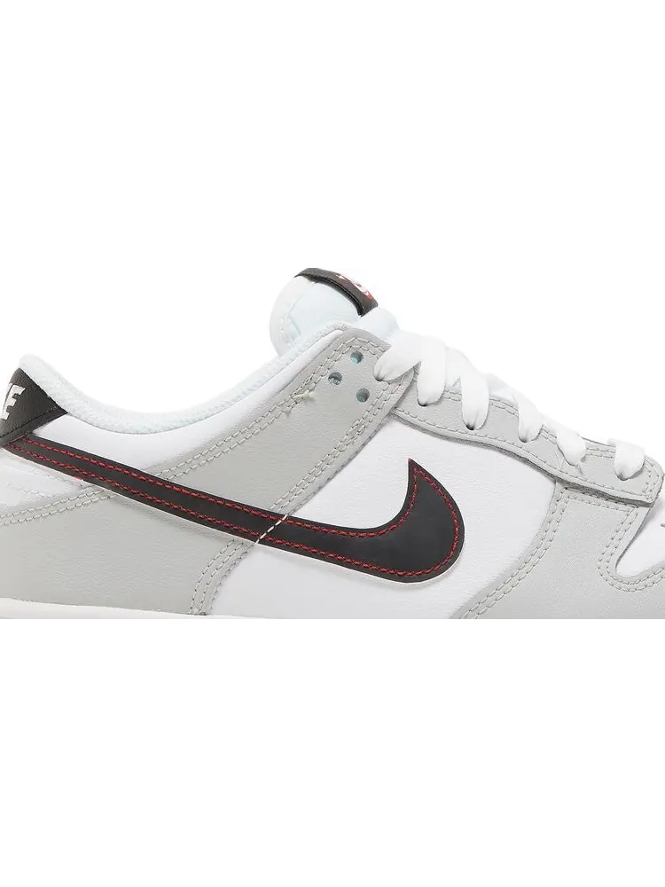 Кроссовки Nike Dunk Low SE GS 'Lottery Pack - Grey Fog' — изображение 2 из 8, серый