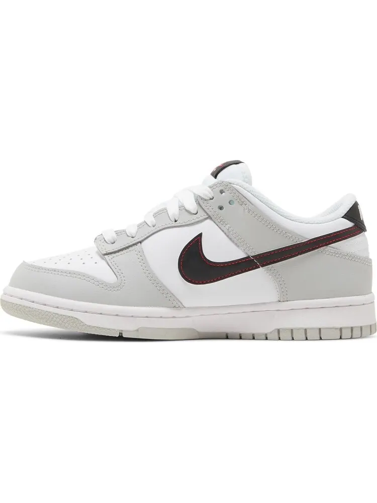 Кроссовки Nike Dunk Low SE GS 'Lottery Pack - Grey Fog' — изображение 3 из 8, серый