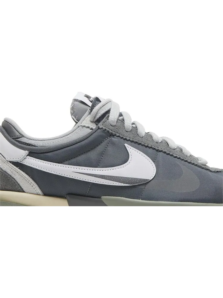 Кроссовки Nike x sacai Zoom Cortez SP 'Iron Grey' — изображение 2 из 8, серый