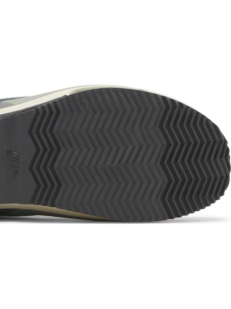 Кроссовки Nike x sacai Zoom Cortez SP 'Iron Grey' — изображение 5 из 8, серый