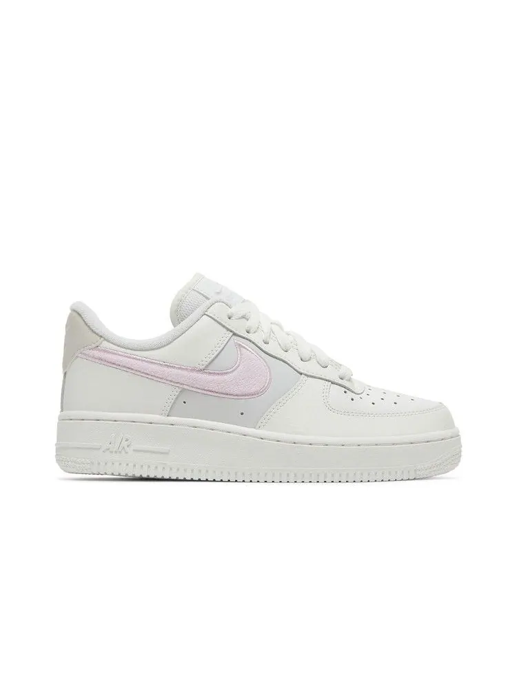 Кроссовки Nike Wmns Air Force 1 '07 'Chenille Swoosh' — изображение 2 из 9, белый/светлый//розовый