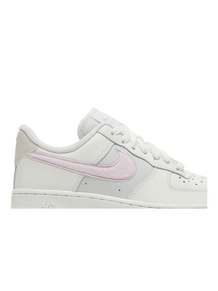 Кроссовки Nike Wmns Air Force 1 '07 'Chenille Swoosh' — изображение 3 из 9, белый/светлый//розовый