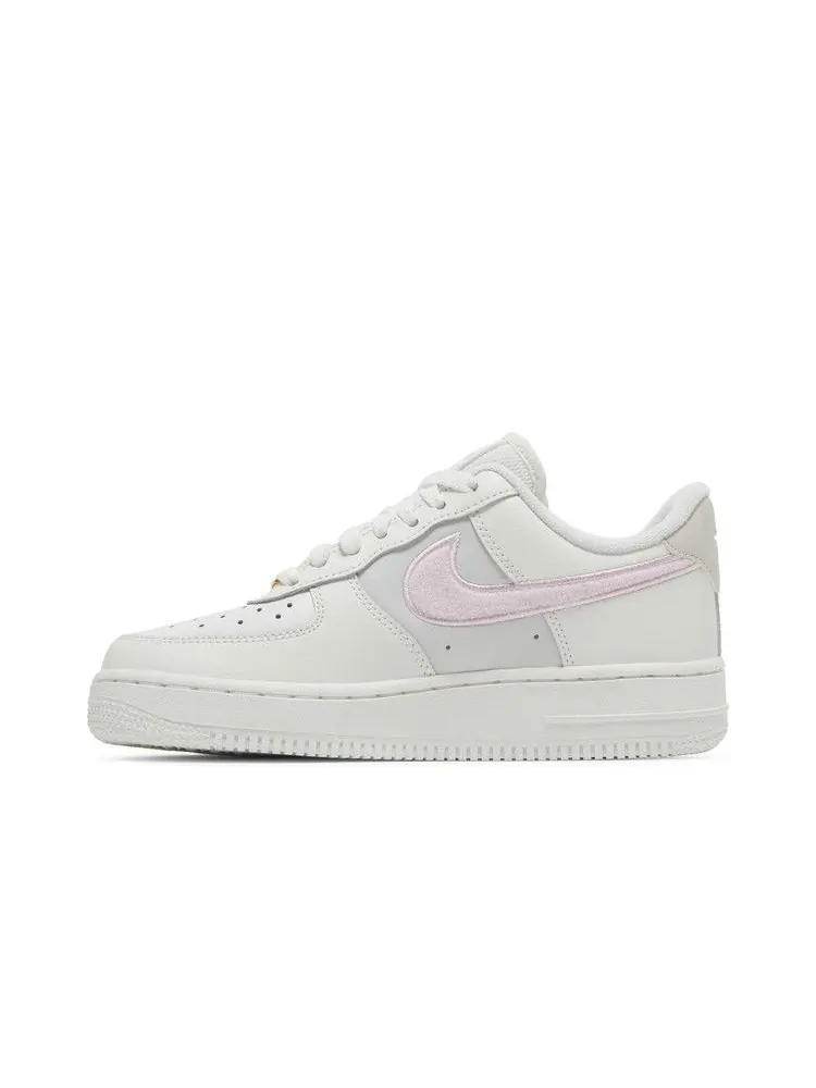 Кроссовки Nike Wmns Air Force 1 '07 'Chenille Swoosh' — изображение 4 из 9, белый/светлый//розовый