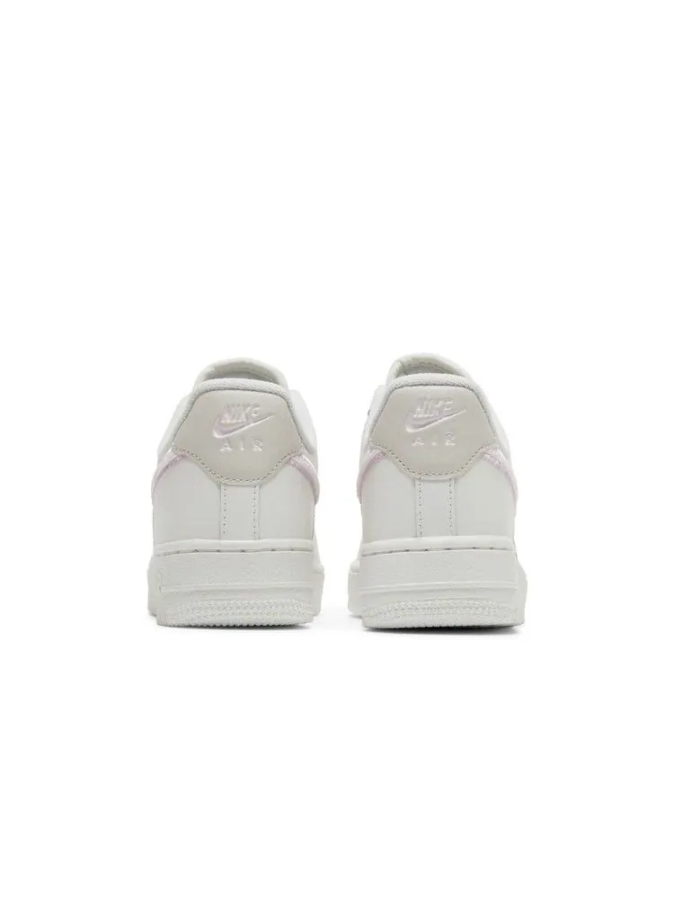 Кроссовки Nike Wmns Air Force 1 '07 'Chenille Swoosh' — изображение 7 из 9, белый/светлый//розовый
