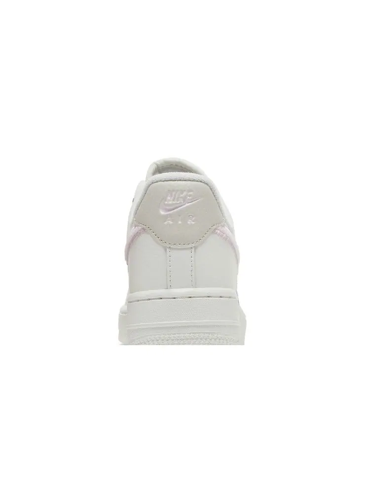 Кроссовки Nike Wmns Air Force 1 '07 'Chenille Swoosh' — изображение 8 из 9, белый/светлый//розовый