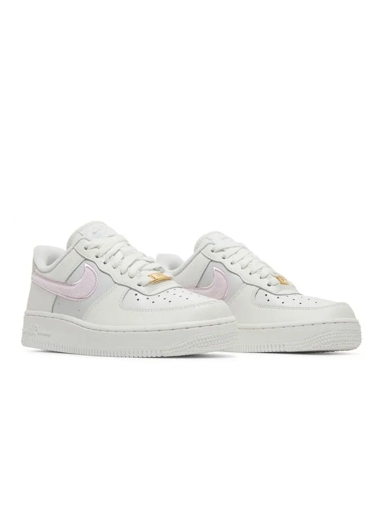Кроссовки Nike Wmns Air Force 1 '07 'Chenille Swoosh' — изображение 9 из 9, белый/светлый//розовый