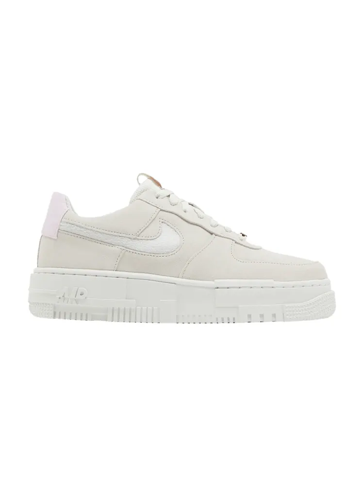 Кроссовки Nike Wmns Air Force 1 Pixel 'Light Bone Regal Pink' — изображение 1 из 9, белый/светлый/розовый