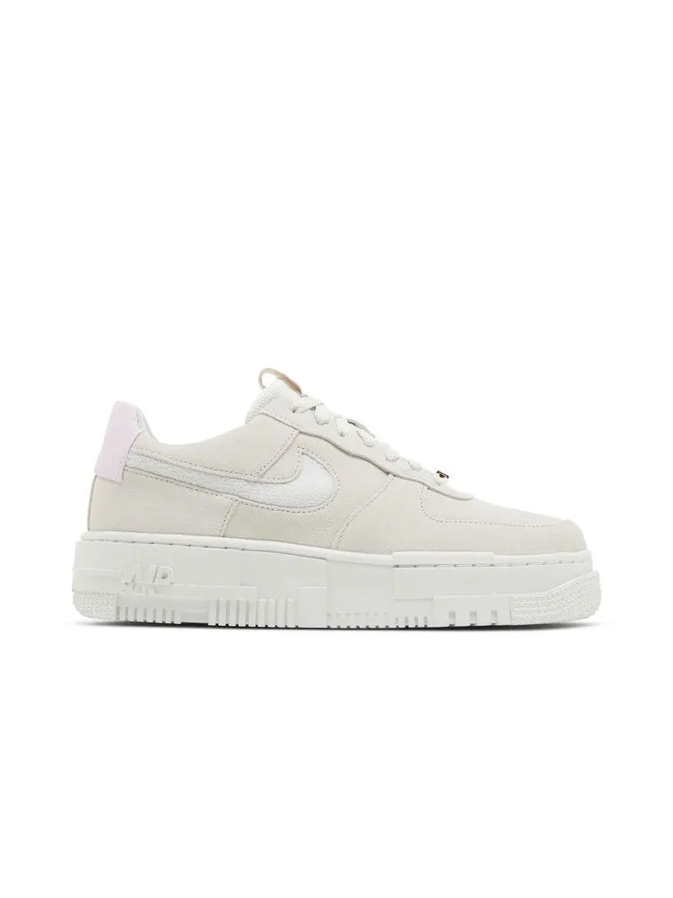 Кроссовки Nike Wmns Air Force 1 Pixel 'Light Bone Regal Pink' — изображение 2 из 9, белый/светлый/розовый