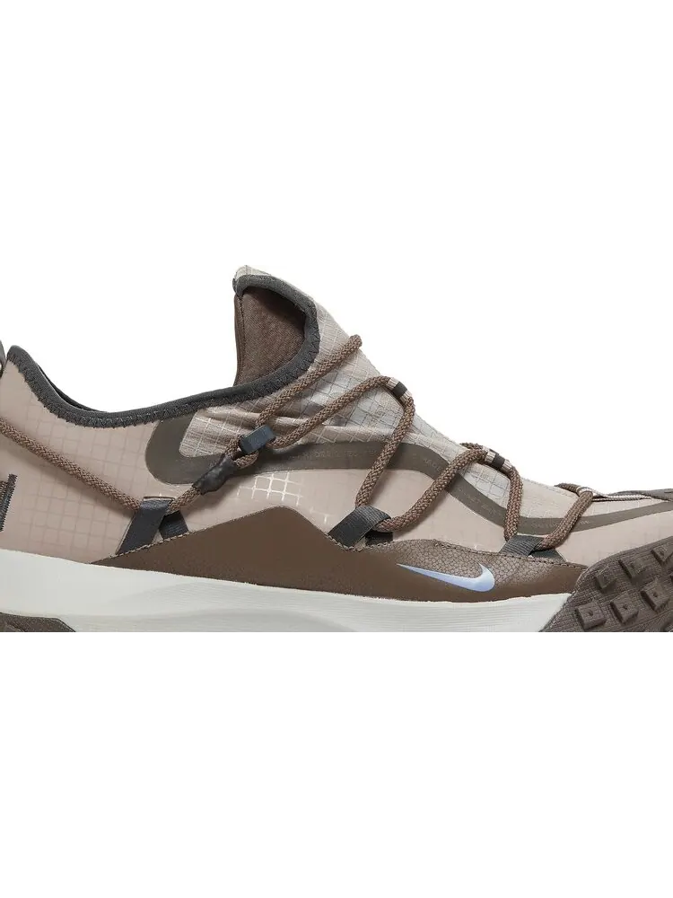 Кроссовки Nike ACG Mountain Fly Low SE 'Ironstone' — изображение 2 из 8, коричневый