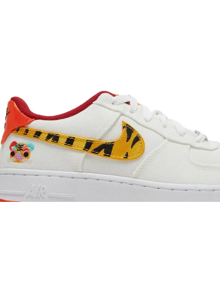 Кроссовки Nike Air Force 1 '07 LV8 GS 'Year of the Tiger' — изображение 2 из 8, белый