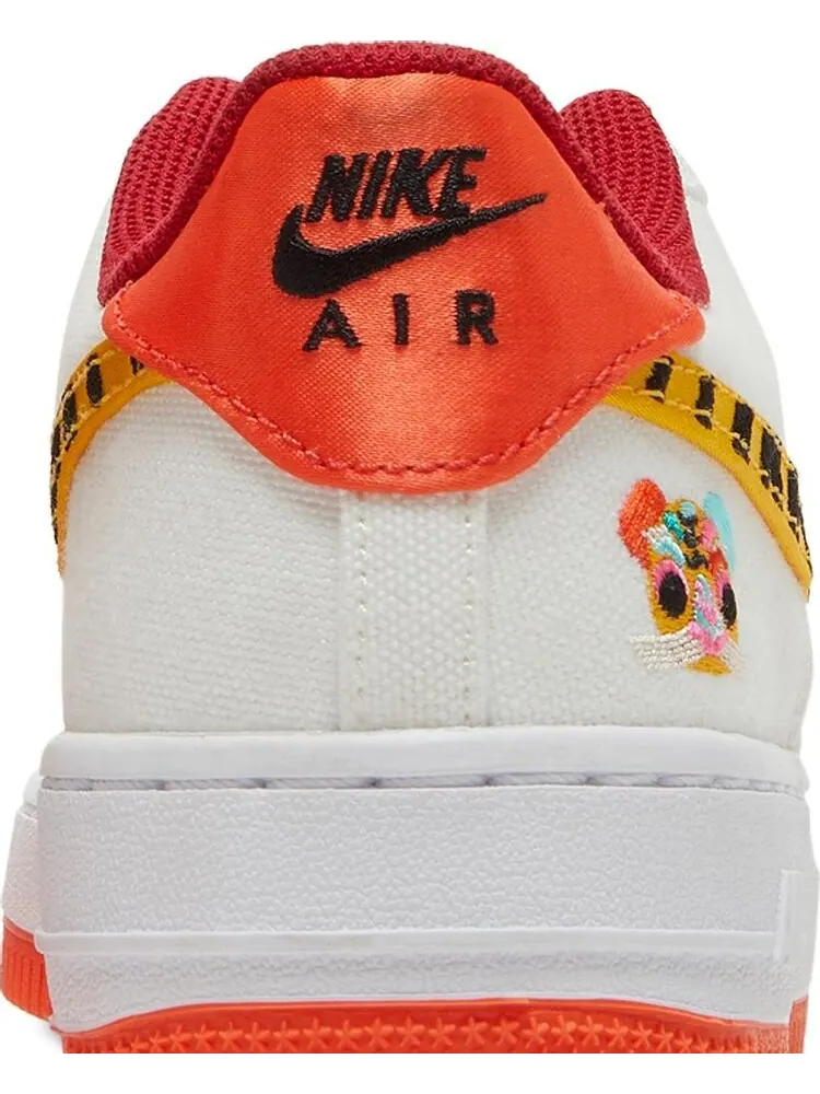 Кроссовки Nike Air Force 1 '07 LV8 GS 'Year of the Tiger' — изображение 7 из 8, белый