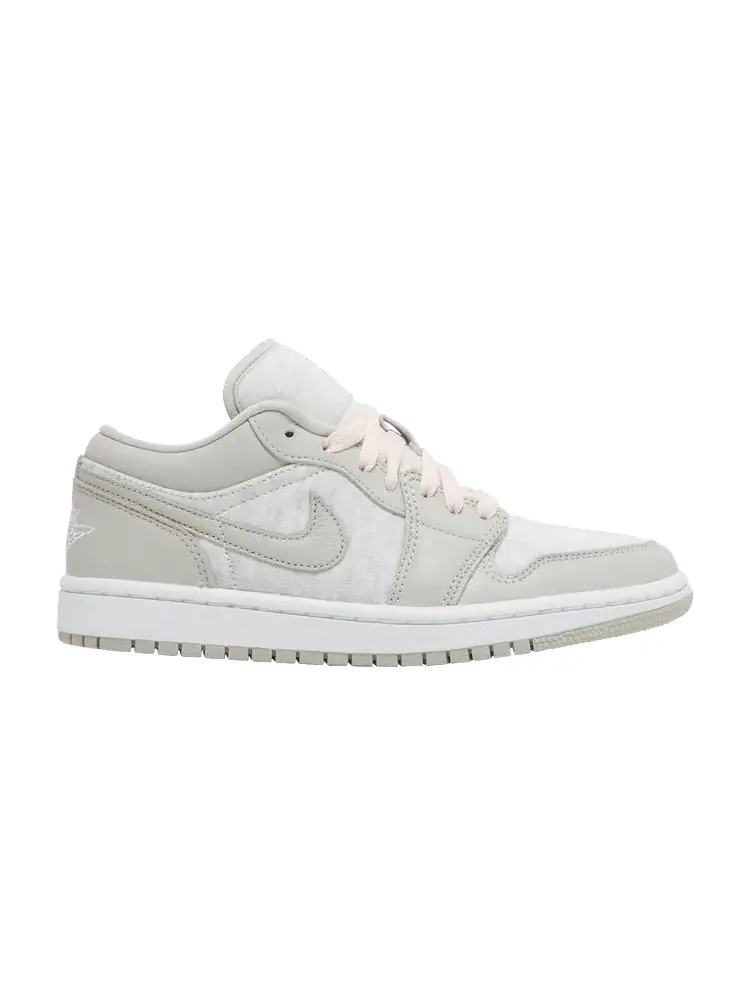 Кроссовки Air Jordan Wmns Air Jordan 1 Low SE 'Light Iron Ore' — изображение 1 из 9, светлый/белый