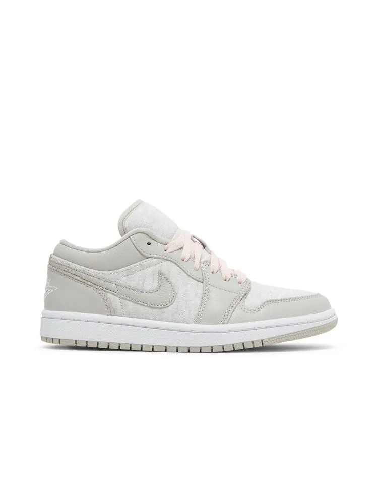 Кроссовки Air Jordan Wmns Air Jordan 1 Low SE 'Light Iron Ore' — изображение 2 из 9, светлый/белый