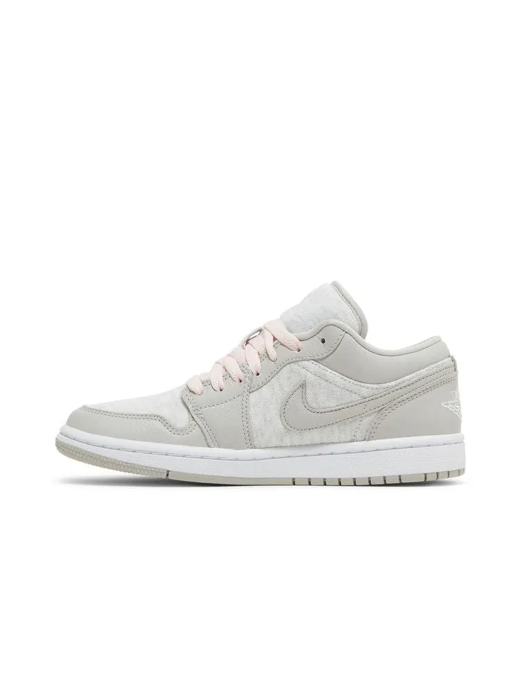 Кроссовки Air Jordan Wmns Air Jordan 1 Low SE 'Light Iron Ore' — изображение 4 из 9, светлый/белый