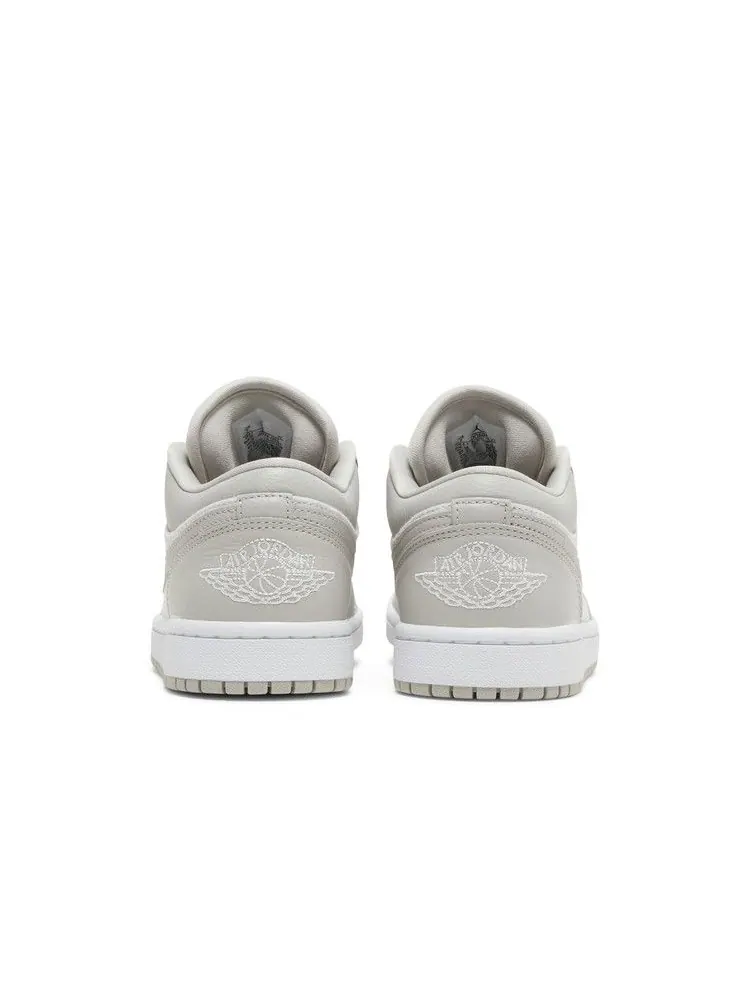 Кроссовки Air Jordan Wmns Air Jordan 1 Low SE 'Light Iron Ore' — изображение 7 из 9, светлый/белый