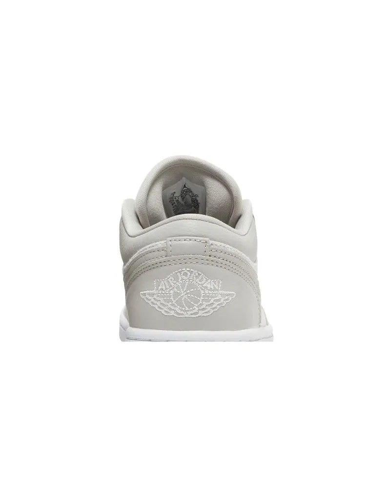 Кроссовки Air Jordan Wmns Air Jordan 1 Low SE 'Light Iron Ore' — изображение 8 из 9, светлый/белый