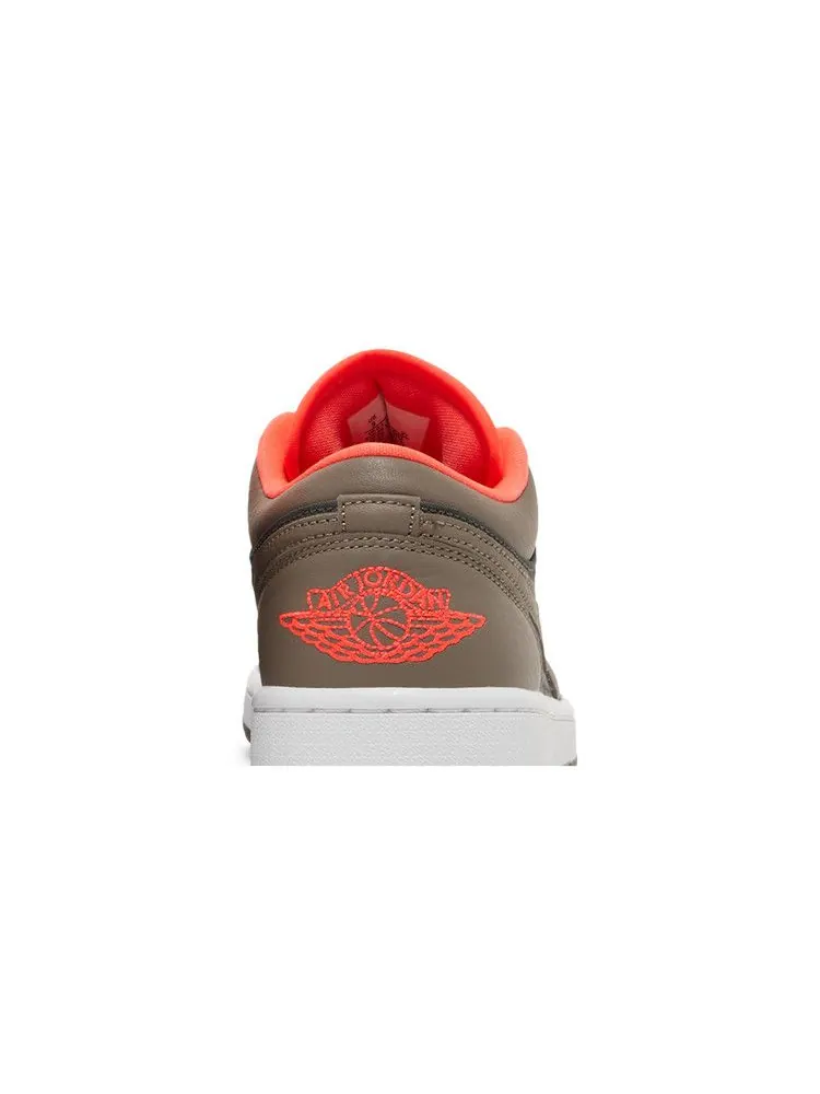 Кроссовки Air Jordan Wmns Air Jordan 1 Low SE 'Black Olive Bright Crimson' — изображение 8 из 9, черный/оливковый/яркий