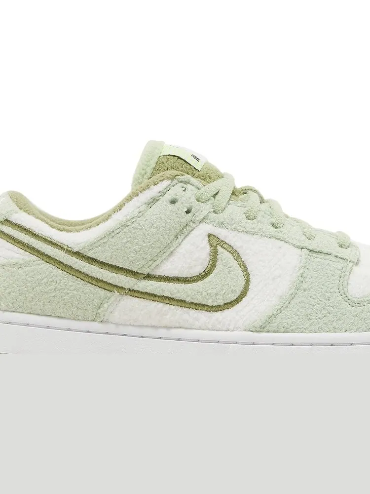 Кроссовки Nike Wmns Dunk Low SE 'Fleece - Honeydew' — изображение 2 из 8, зеленый