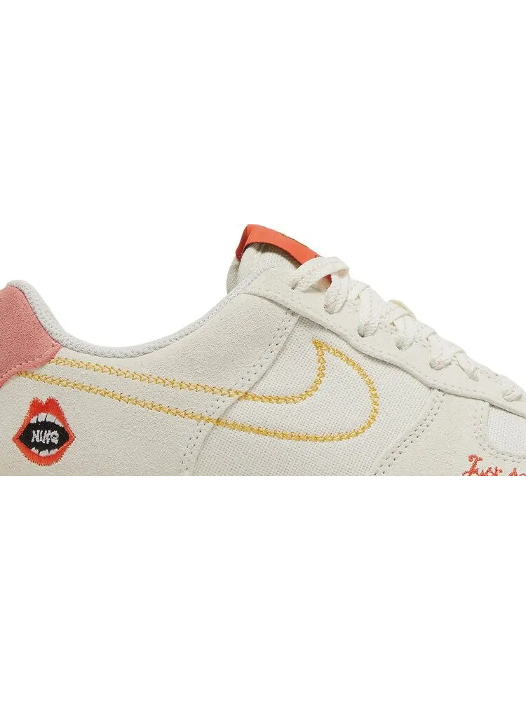 Кроссовки Nike Wmns Air Force 1 '07 'Peace' — изображение 2 из 8, белый
