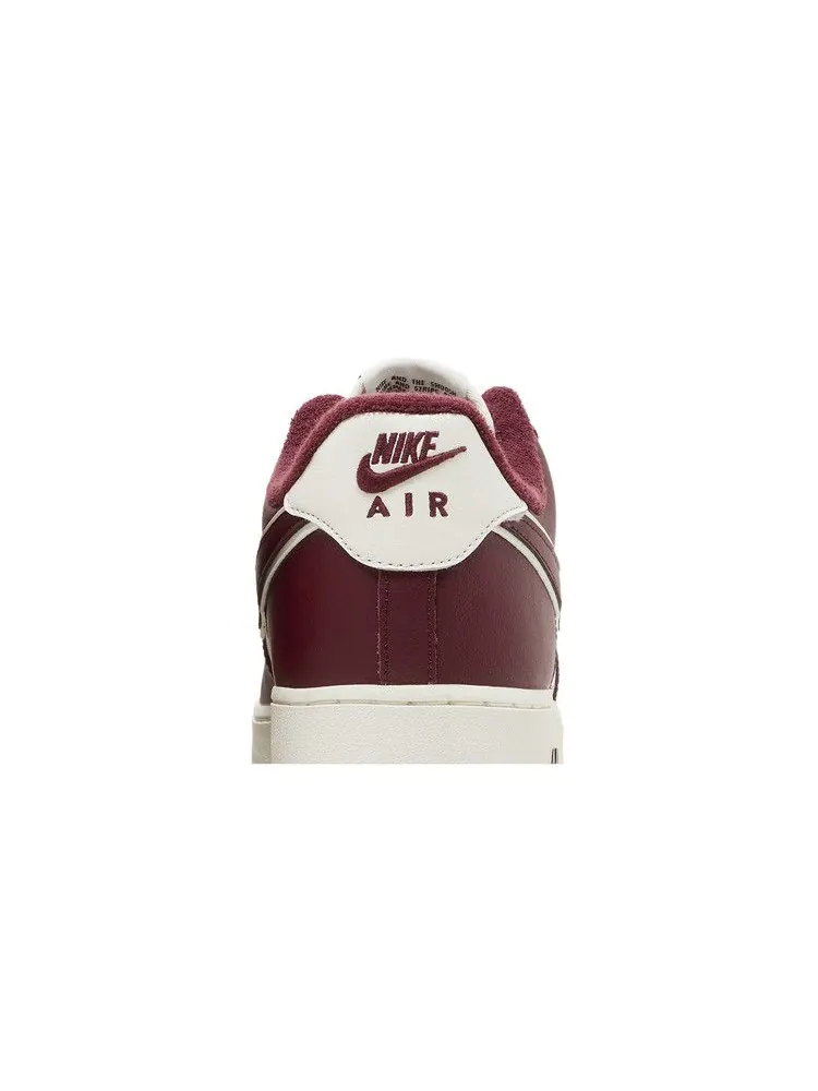 Кроссовки Nike Air Force 1 '07 LV8 'College Pack - Night Maroon' — изображение 8 из 9, коричневый