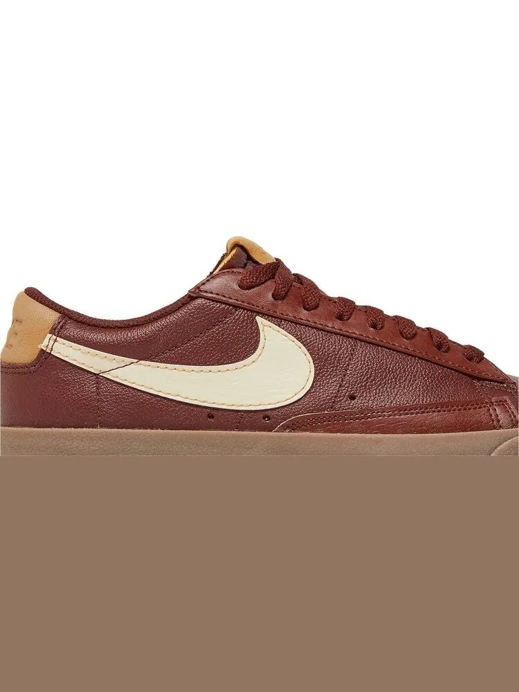 Кроссовки Nike Blazer Low '77 EMB 'Inspected By Swoosh' — изображение 2 из 8, коричневый