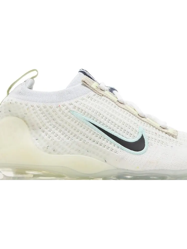 Кроссовки Nike Air VaporMax 2021 Flyknit GS 'Mismatched Swoosh - White' — изображение 2 из 8, белый