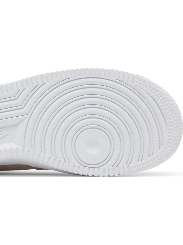 Кроссовки Nike Wmns Air Force 1 '07 'Fossil Stone Laser Crimson' — изображение 5 из 8, розовый